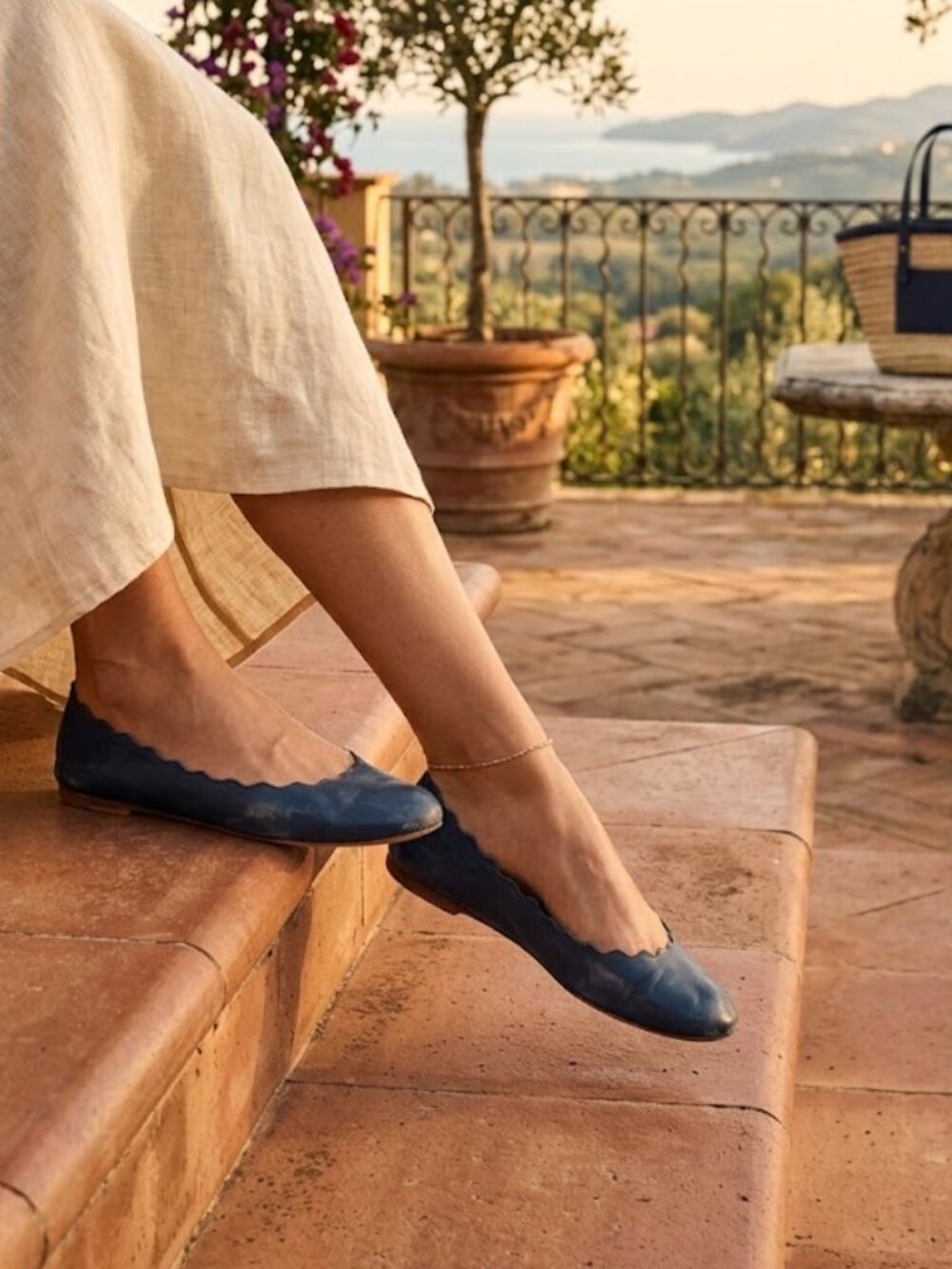 Chloé Navy Scalloped Leather Ballet Flats Size 9 (Retail: $600)